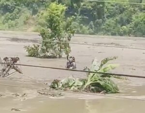 चीनको तिब्बतबाट आएको भोटेकोशी बाढीले रसुवामा ठूलो क्षति : तटीय क्षेत्रमा उच्च सतर्कता, उद्धारमा सेनाको हेलिकप्टर